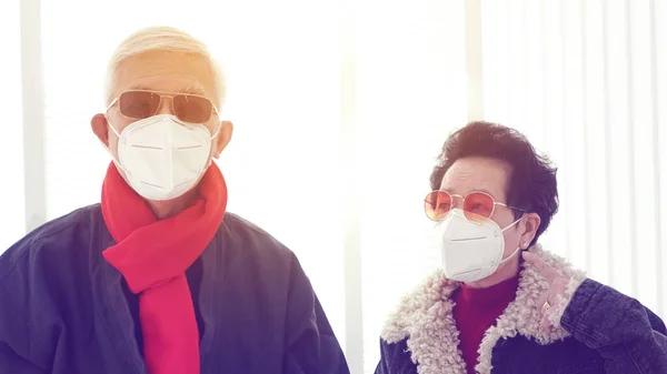 Asiatiskt Mode Senior Par Varningsmask För Att Förhindra Covid Virus — Stockfoto