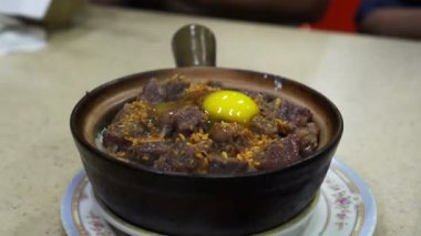Hong Kong Çin usulü Çin yemeği pilav kabında yumurta.