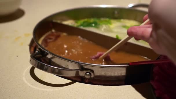 Chinesische Art Hot Pot Erdnusssuppe Die Dicke Rindfleischscheiben Eintaucht — Stockvideo