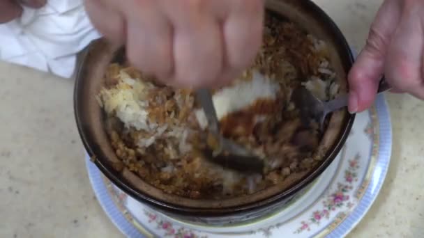 Hand Mengen Kantonese Klei Pot Rijst Chinese Straat Voedsel Keuken — Stockvideo