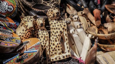 Afrika mirketi ve çita ağacı Güney Afrika 'dan bir hatıra.