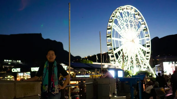 Asiatisk Senior Turist Med Cape Town Sydafrika Pariserhjul Landmärke Natten — Stockfoto