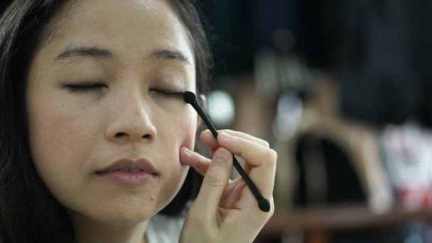 Hermosa Mujer Étnica Asiática Hacer Sombra Ojos Todos Los Días — Vídeos de Stock