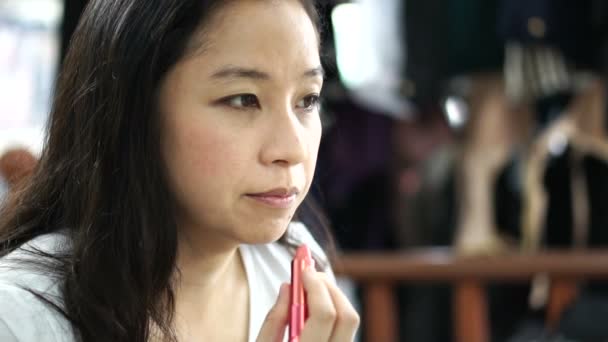 Asiatique Moyen Âge Femme Appliquant Rouge Lèvres Sur Lèvre — Video