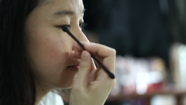 美丽的亚裔妇女在离家前每天都要化妆眼影 — 图库视频影像