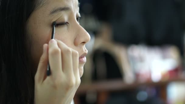 Hermosa Mediana Edad Mujer Asiática Hacer Cejas Conforman Cepillo Fundación — Vídeo de stock