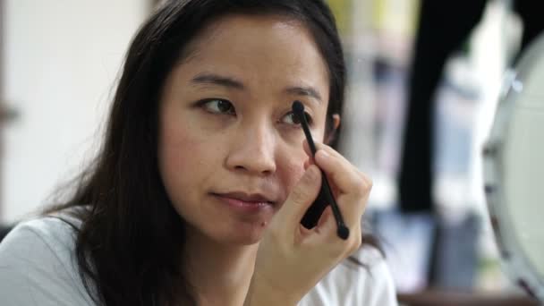 Красивые Азиатские Этнические Женщины Делают Повседневной Тени Глаз Макияж Перед — стоковое видео