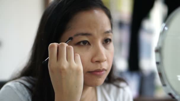 Όμορφη Ασιατική Εθνοτική Γυναίκα Κάνουν Καθημερινή Σκιά Ματιών Συνθέτουν Πριν — Αρχείο Βίντεο