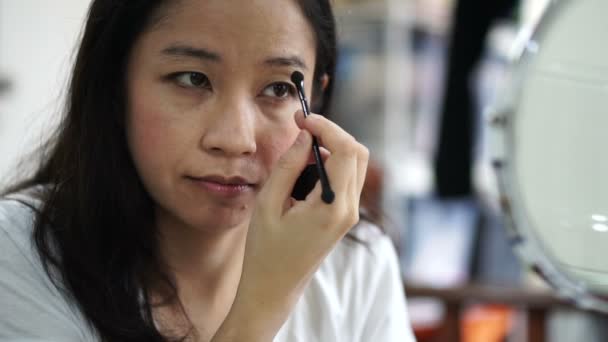 Hermosa Mujer Étnica Asiática Hacer Sombra Ojos Todos Los Días — Vídeos de Stock