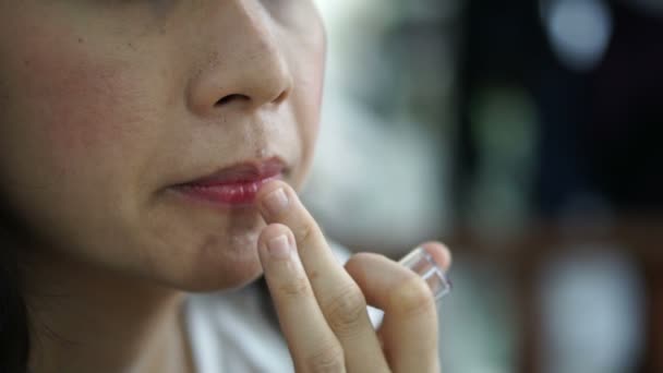 Asiático Mujer Uso Dedo Aplicación Labio Brillo Labio Haciendo Maquillaje — Vídeos de Stock