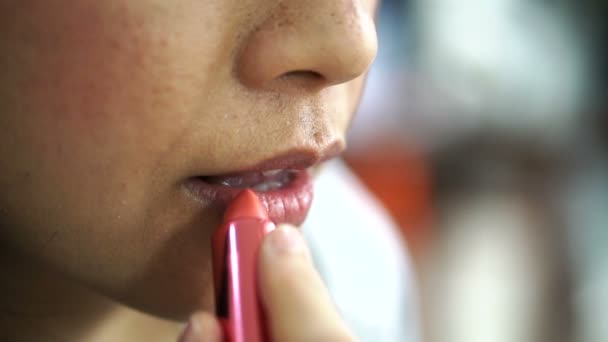 閉じるアップ口紅適用上のアジアの女性の唇遅い動き — ストック動画