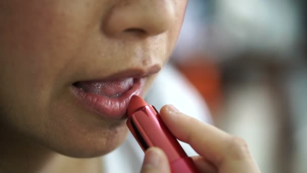 Close Lippenstift Van Toepassing Aziatische Vrouw Lip Slow Motion — Stockvideo