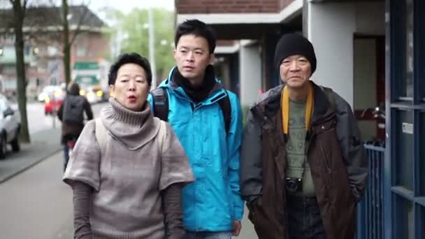 Ασιατική Τουριστική Οικογένεια Πατέρας Μητέρα Γιο Ταξίδια Στο Άμστερνταμ Ολλανδία — Αρχείο Βίντεο