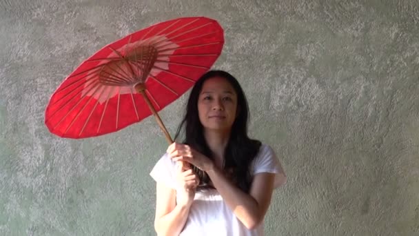 Souriant Portrait Femme Asiatique Sud Est Ralenti Avec Parapluie Rouge — Video