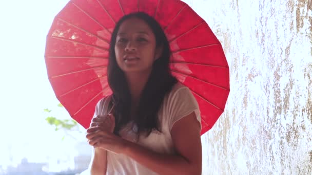 Улыбающаяся Юго Восточная Азия Замедленная Съемка Традиционным Красным Зонтиком — стоковое видео