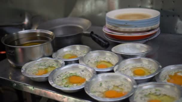 中国城市街道食物油炸牡蛎蛋锅厨师烹调泰国 — 图库视频影像