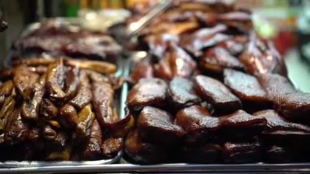 中国の市街地で販売されているハーブ燻製アヒルの部品中国料理 — ストック動画