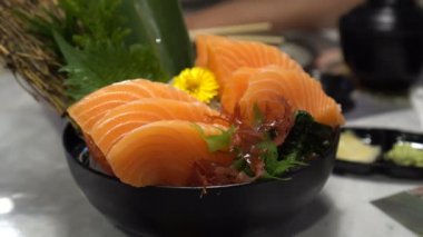 Çiğ somon balığı yiyorum Japon usulü güzel bir yemek Shoyu ve wasabi sosu.