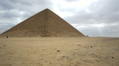 Mısır 'ın ikonik kırmızı piramidi Giza simgesi