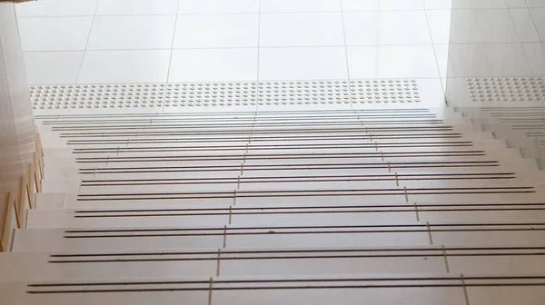 Táctil Pavimento Escalera Antideslizante Ranura Diseño Arquitectura Detalle Para Usuario —  Fotos de Stock