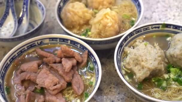 Sharing Cantonese Noodle Wonton Shrimp Beef Fish Ball Hong Kong — Stock Video