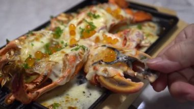 Peynirli ıstakoz pençesi ve somon yumurtası deniz ürünleri.