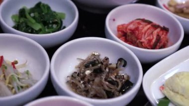 Kore yemeği çeşitleri mangal soslu kimchi ve diğer şeyler.