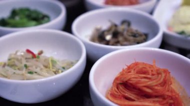 Kore yemeği çeşitleri mangal soslu kimchi ve diğer şeyler.