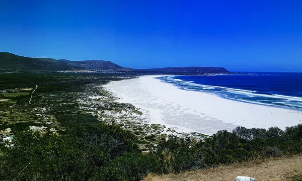 南アフリカインド洋の波と白いビーチ有名な退職都市緑豊かな自然 — ストック写真