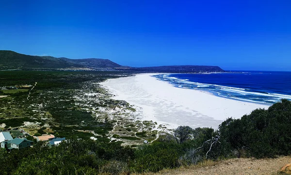 南アフリカインド洋の波と白いビーチ有名な退職都市緑豊かな自然 — ストック写真