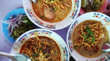 Kaosoi Tayland yemekleri Kuzey Tayland Chiang Mai otları ve hindistan cevizli erişte.