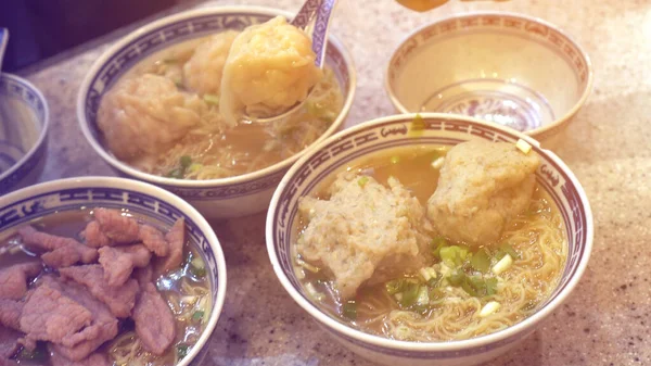 香港広東ワンタン牛とお肉ボールホットスープ麺を食べる — ストック写真