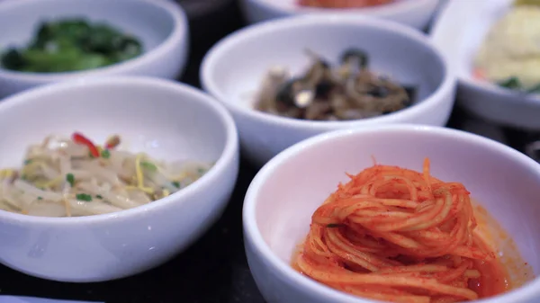 Różnorodność Koreańskich Małych Dań Bocznych Pełne Stół Bbq Zestaw Posiłek — Zdjęcie stockowe