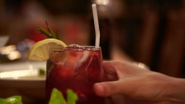 Lokanta partisinde limonlu meyve kokteyli.