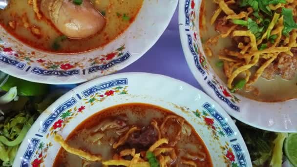 Kaosoi Comida Tailandesa Norte Tailandia Chiang Mai Hierba Fideos Con — Vídeos de Stock