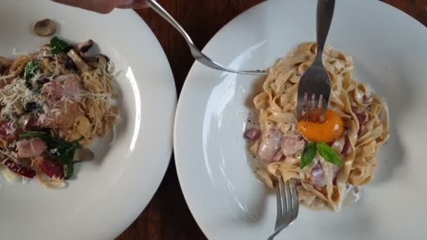 Het Delen Van Pasta Cabonara Spaghetti Bovenaanzicht Video Beweging — Stockvideo