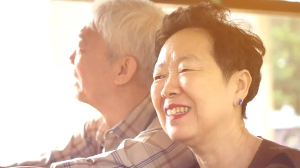 アジアの老夫婦は一緒に公共交通機関の朝の太陽の光で楽しみを持っている — ストック写真