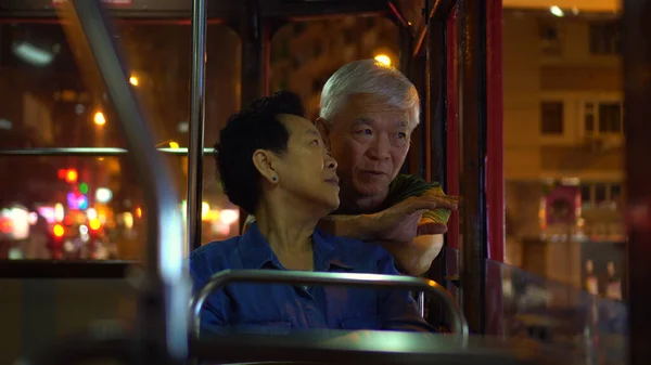 Asiatiska Äldre Par Kul Resa Genom Hong Kong Stad Spårvagn — Stockfoto