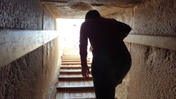 Toeristische Wandeling Omhoog Van Piramide Graf — Stockvideo