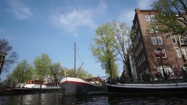 Amsterdam Nederland Apr 2017 Zicht Toeristische Rondvaart Langs Grachtengordel — Stockvideo