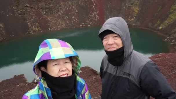 Asiático Senior Pareja Aniversario Viaje Islandia Volcán Lago Superior — Vídeo de stock