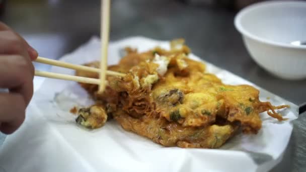 Stäbchen Teilen Knusprige Chinesische Austern Gebratenen Pfannkuchen — Stockvideo