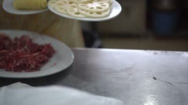 Hong Kong yerel restoranı sıcak tencere için kızarmış tofu ve nilüfer kökü servis etmeye hazır olun.