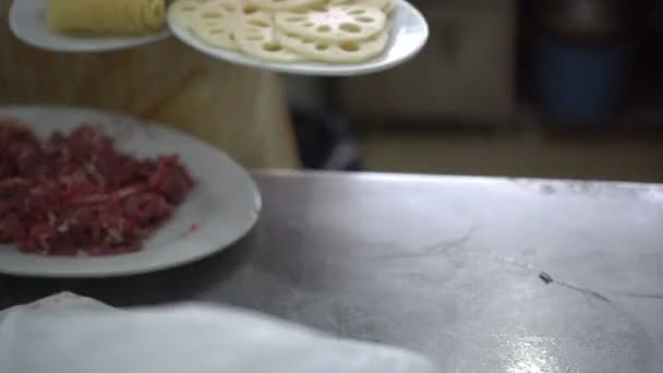 식당에서는 쇠고기 두부와 뜨거운 남비용 뿌리를 대접한다 — 비디오