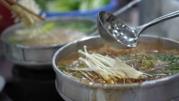 Chiński Hong Kong Satay Hot Pot Wpływ Zupy Kuchni Malezyjskiej — Wideo stockowe