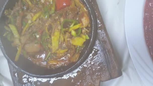 イエメン料理ズボンマグロとラム肉のシチュートマトサルサトップビュー — ストック動画