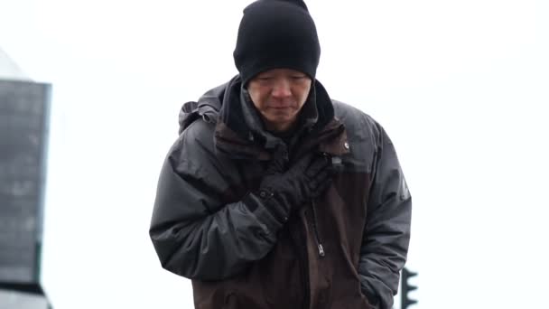 Ασιάτης Ηλικιωμένος Που Περπατάει Ψυχρά Έξω Στην Ισλανδία — Αρχείο Βίντεο