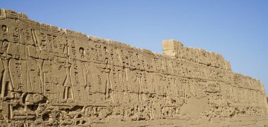 Karnak tapınağı heiroglyphic firavun ve kumtaşı duvarlara Tanrı oyması