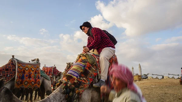 Turista Asiático Montando Camello Pirámide Giza Actividad Mayor Éxito Egipto —  Fotos de Stock