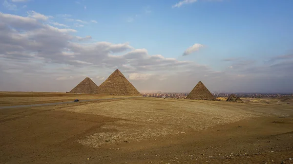街の景色を背景にギザのピラミッド — ストック写真